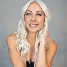 Hi Insta fam! It's me, Lacey! The girl behind the brush. Been a little MIA  lately, so I figured it's about time to show my face around here more!  Along with all