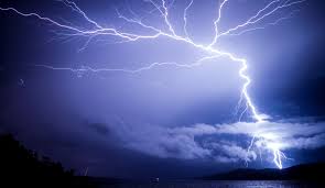 Tunge skyter driver over land. Vaeret Lyn Her Lyner Det Mest Og Minst I Norge