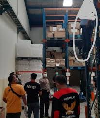 Lamaran dan berkas lainnya (cv, ijazah, transkrip nilai) bisa dikirimkan ke Karyawan Mayora Ditemukan Gantung Diri Di Sebuah Gudang Kemasan Permen