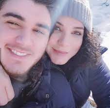 قبلة سلاف فواخرجي تثير الجدل ضجة واسعة بسبب ملصق ترويجي للمسلسل السوري شارع شيكاغو يظهر فيه الممثلان سلاف فواخرجي. Ø³Ù„Ø§Ù ÙÙˆØ§Ø®Ø±Ø¬ÙŠ Ø¨Ø£Ø­Ø¯Ø« Ø¥Ø·Ù„Ø§Ù„Ø© Ø¨Ø±ÙÙ‚Ø© Ø¯Ø§ÙŠÙ‚ Ø®Ù„Ù‚Ùƒ Ù…Ù†ÙˆØ³Ø¹Ù„Ùƒ ÙŠØ§Ù‡ Facebook