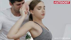来自乌克兰的好色宝贝oxana chic 正在和她的瑜伽教练做爱