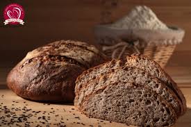 Ungem cu ou batut cu un praf de sare.presaram pe fiecare bila din semintele cu care a fost umpluta. Paine De Casa Cu Secara Si Chimen Crescuta Cu Maia Naturala Mamapan