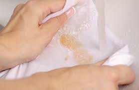 Retirez l'excédent de graisse avec une cuillère ou une spatule en bois. Comment Enlever Une Tache De Graisse