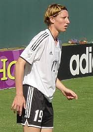 Martina müllerist mit 1,61 m die kleinste und kerstin garefrekessowie die dritte torhüterin almuth schult sind mit 1,80 m die größten spielerinnen. Deutsche Fussballnationalmannschaft Der Frauen Wikipedia