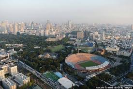 国立競技場 東京オリンピック 昔の国立競技場 旧国立競技場 サッカー 陸上競技場 陸上 トラック ピッチ 緑の芝 フィールド ラグビー 東京 千駄ヶ谷 東京都渋谷区 渋谷区 取り壊し 昔 過去 オリンピック 昼 スタンド イベント 高層ビル 景色 ビル群 サッカースタジアム スタジアム 屋根 ベンチ 開放的 æ–°å›½ç«‹ç«¶æŠ€å ´ã¯å»ºã¦ã¡ã‚ƒãƒ€ãƒ¡ã§ã™ æˆ¦å¾Œ70å¹´ã®æ—¥æœ¬ãŒæŠ±ãˆã‚‹ ãƒªãƒ•ã‚©ãƒ¼ãƒ  å•é¡Œã¨ã¯ æ±äº¬2020 ãƒãƒ•ãƒã‚¹ãƒˆ