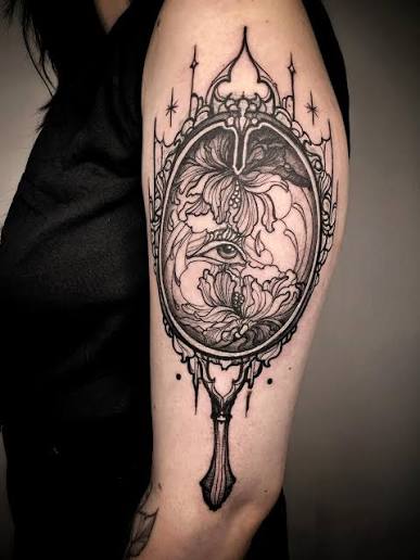 ✨The weeping garden✨ Gothic mirror tattoo for my beloved regular guest, Zsófi - it is a coverup, and I generally prefer to cover in a way that is accompanying the existing tattoo,
