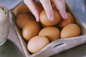 Per legge le uova devono riportare su per sapere se sono fresche, quindi, è sufficiente immergere le uova in un contenitore pieno di acqua fredda acqua e sale fino al 10%: Come Capire Se Le Uova Sono Fresche La Ricetta Di Sonia Peronaci