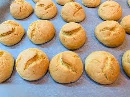 Per realizzare i biscotti semplici decorati, per prima cosa preparate l'impasto della frolla: Pin Su Biscotti