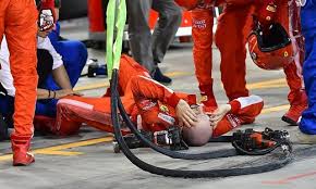Ein neues buch über den rennsport im osten ist erschienen. Formel 1 In Bahrain Horror Unfall Ferrari Star Bricht Seinem Mechaniker Ein Bein Kleinezeitung At