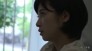 DVDを観る女性 Type2