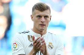 يلعب كروس بشكل أساسي كلاعب وسط، ولكنه يستطيع اللعب أيضًا كلاعب وسط دفاعي أو صانع ألعاب. ÙƒØ±ÙˆØ³ ÙŠÙƒØ´Ù Ø¹Ù† Ù…Ø´Ø§ÙƒÙ„Ù‡ Ù…Ø¹ Ø¨Ø§ÙŠØ±Ù† Ù…ÙŠÙˆÙ†Ø® Goal Com