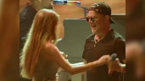 Alejandro Sanz y Stephanie Cayo no dejan nada a la imaginación: su  apasionado beso en el concierto del cantante en Brooklyn