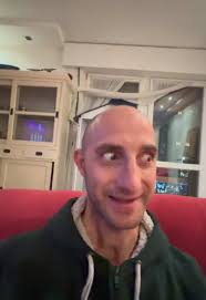 Litigio tra figlia e pappagallo: una risata assicurata