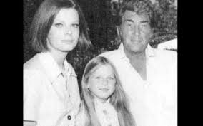 ISTO É O QUE SASHA MARTIN, FILHA DE DEAN MARTIN ESTÁ FAZENDO HOJE -  BIOGRAFIA