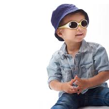 Lunette de soleil bebe beaba 100 % uv incassable polarise anti choc categorie 4. La Meilleure Protection Pour Ses Yeux Les Lunettes De Soleil Beaba Jaune Lunettes Beaba Beaba Fashion Style