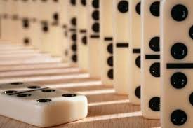 Las piezas del juego puede ser cualquier objeto, como hanukkah gelt (monedas de chocolate de janucá), monedas de centavo, o pasas. Origen Del Domino Inventor Y Evolucion Curiosfera Historia