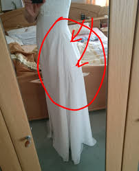 Darauf trägt sie ihr hochzeitskleid und sieht unfassbar glücklich aus. Brautkleid Vom Brautladen Falsch Und Unsauber Umgenaht Was Nun Recht Aenderungsschneiderei