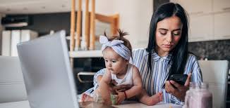 Certes, être femme au foyer ne requiert pas de diplôme particulier mais c'est un rôle essentiel dans la vie familiale ! Charge Mentale En Confinement L Impression De Vivre La Vie D Une Femme Au Foyer Des Annees 1950 Madame Figaro