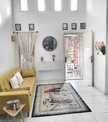 Dekorasi Ruang Tamu Sempit Dengan Karpet Bermotif Dekorasi Ruang Tamu Desain Ruang Tamu Ruang Tamu