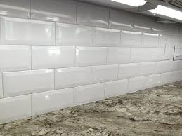 4x8 White Ceramic Beveled Subway Tile In Kitchen Backsplash View More At Arketype Us Ceramic Tile Backsplash White Subway Tile Backsplash Beveled Subway Tile