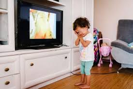 Du hast einen couchtisch, der zugleich ein super versteck für deinen fernseher darstellt. Fernseher Verstecken Die 10 Besten Ideen Brigitte De