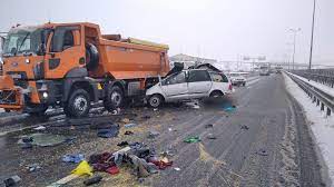 In timp ce traversa regulamentar pe trecerea de pietoni, a fost lovit de catre un autoturism condus spre selimbar. Foto Video Accident Mortal Pe A1 SebeÈ™ Sibiu Trei Persoane Au Decedat Un Autoturism È™i Un Utilaj De DeszÄƒpezire S Au Lovit Alba24