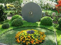 Vor allem die intensive mittagssonne lässt die hübschen blüten und blätter vieler pflanzen verbrennen und unansehnlich werden. Grabbepflanzung Sommer Pflegeleichte Grabgestaltung Mit 25 Bildern