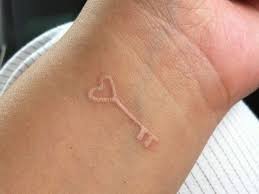 Handgelenk Tattoo Motive Tattoos Schlussel Weiss Tattoo Weiss Tattoo Vorlagen Weisse Tattoos