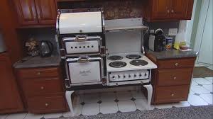 Buy hotpoint electric ovens and get the best deals at the lowest prices on ebay! Family Uses 100 Year Old Stove It S Like A Miracle Youtube