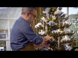 IJzige kerstboom met traditionele kaarsverlichting