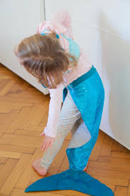 Jedes kind liebt es, einen schirm mit einem schönen, auffälligen motiv mit sich zu tragen. Kostum Fur Kinder Meerjungfrau Fertig In 1 Stunde Die Kleine Botin