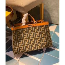 Founded in rome in 1925, fendi is known for its fur and fur accessories, and for its leather goods such as the baguette, 2jours. False Borsa Fendi Peekaboo X Tote Canvas 8bh374 Caffe Imitazioni Cinesi