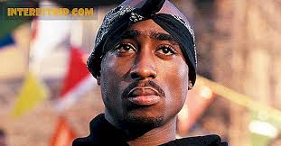 Tupac shakur (2pac) nous a inspirés à garder la tête haute à travers tous les obstacles que nous traversons avec ses paroles poétiques, un excellent exemple de la façon dont une «rose peut pousser. 42 Poetische Fakten Uber Das Leben Und Den Tod Von Tupac Shakur