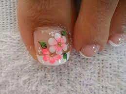 Hermosas uñas decoradas para tus pies con flores blancas y rosadas con un diamante en el medio de la flor. Decoracion De Unas Pies Flores Colores Unas