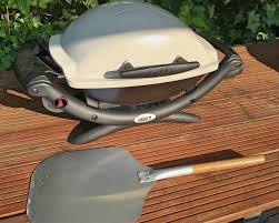 Deshalb können sie ihn auch genauso gut verwenden, um darauf fleisch oder gemüse zu grillen. Pizza Backen Mit Dem Weber Q 1000 Knusprig Kross Und Schnell