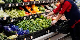 Trouvez des images de stock de fruits et légumes en hd et des millions d'autres photos, illustrations et images vectorielles de stock libres de droits dans la collection shutterstock. Ca Passe Du Simple Au Double Au Rayon Fruits Et Legumes Les Prix Grimpent Pendant Le Confinement