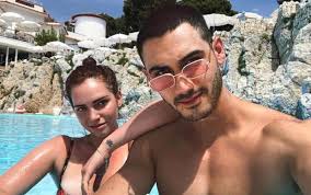 Ester expósito y alejandro speitzer han sido pillados de vacaciones en la riviera maya, dando rienda suelta a su pasión en una playa de tulum (antes de la cuarentena). Alejandro Speitzer Y Minnie West Como Se Conocieron Y Por Que Terminaron Todo Sobre Su Historia Oscuro Deseo Celebs Fama Mag
