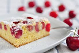 Es ist auf einem kleinen fuß mit bunten blumen auf blauem hintergrund verziert. Obstkuchen In Allen Varianten Radio Niederosterreich