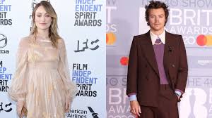 Olivia wilde and harry styles are the new rumored it couple ever since they were photographed holding hands. Olivia Wilde And Harry Styles Hold Hands Spark Dating Rumors Entertainment Tonight