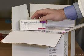 Vakcína astrazeneca je účinná proti závažným průběhům, hospitalizaci i úmrtím na 100 procent, uvedl na pondělní tiskové konferenci ministerstva zdravotnictví předseda české vakcinologické společnosti. Vakcina Astrazeneca Na Slovensku