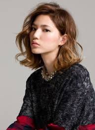 大きなうねりは太めのロッドを根元から平巻きしアンダーは逆巻きをmixして不規則な動きを シルキーアッシュのグラデーションカラーを乗せれば 最旬のモード顔を演出 ショートのヘアスタイル トレンドヘアスタイル ヘアスタイリング