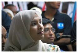 Beliau dilahirkan pada 19 november 1980 dan merupakan seorang ahli politik yang berjaya. Anak Perempuan Anwar Ibrahim Kecam Penyebar Video Porno Tribunnews Com Mobile