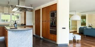 23 Objets Gain De Place Pour Optimiser L Espace D Une Petite Cuisine En 2020 Cuisine Noire Et Bois Tendance Deco Maison