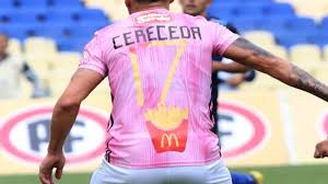 Estoy seguro que una vez que veas nuestros modelos te. El O Higgins Se Arriesga A Una Multa Por Vestir Estas Camisetas