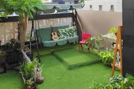Meski bukan rumput asli, rumput sintetis ternyata cukup berhasil untuk ciptakan suasana lebih asri dan menyegarkan ke dalam tempat tinggal. Inspirasi Rumah Dua Lantai Lb 104 M Dengan Taman Rumput Sintetis