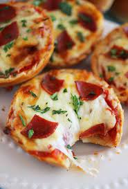 Easy Mini Bagel Pizzas Recipe Yummy Food Recipes Mini Bagels