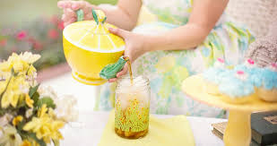 La tisana fatta in casa che aiuterà le vostre gambe a liberarsi della cellulite e tornare lisce e più belle che mai…in tempo per le minigonne primaverili!. Tisane Drenanti Fredde