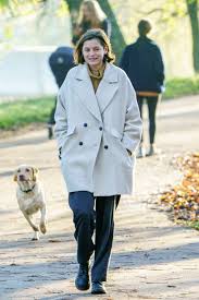 The actress took home the won. Emma Corrin Tragt Den Perfekten Wollmantel Fur Unter 100 Euro Vogue Germany
