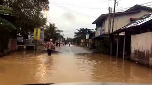 Dari 897 orang pada sabtu (11/1/2014) malam, pengungsi bertambah menjadi 1.050 orang pada minggu (12/1/2014) pagi. Banjir Kelantan 2014 Bandar Tumpat Youtube