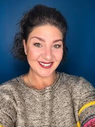 Wondering if anyone else noticed Kate was wearing two different color eye  shadow? I love her